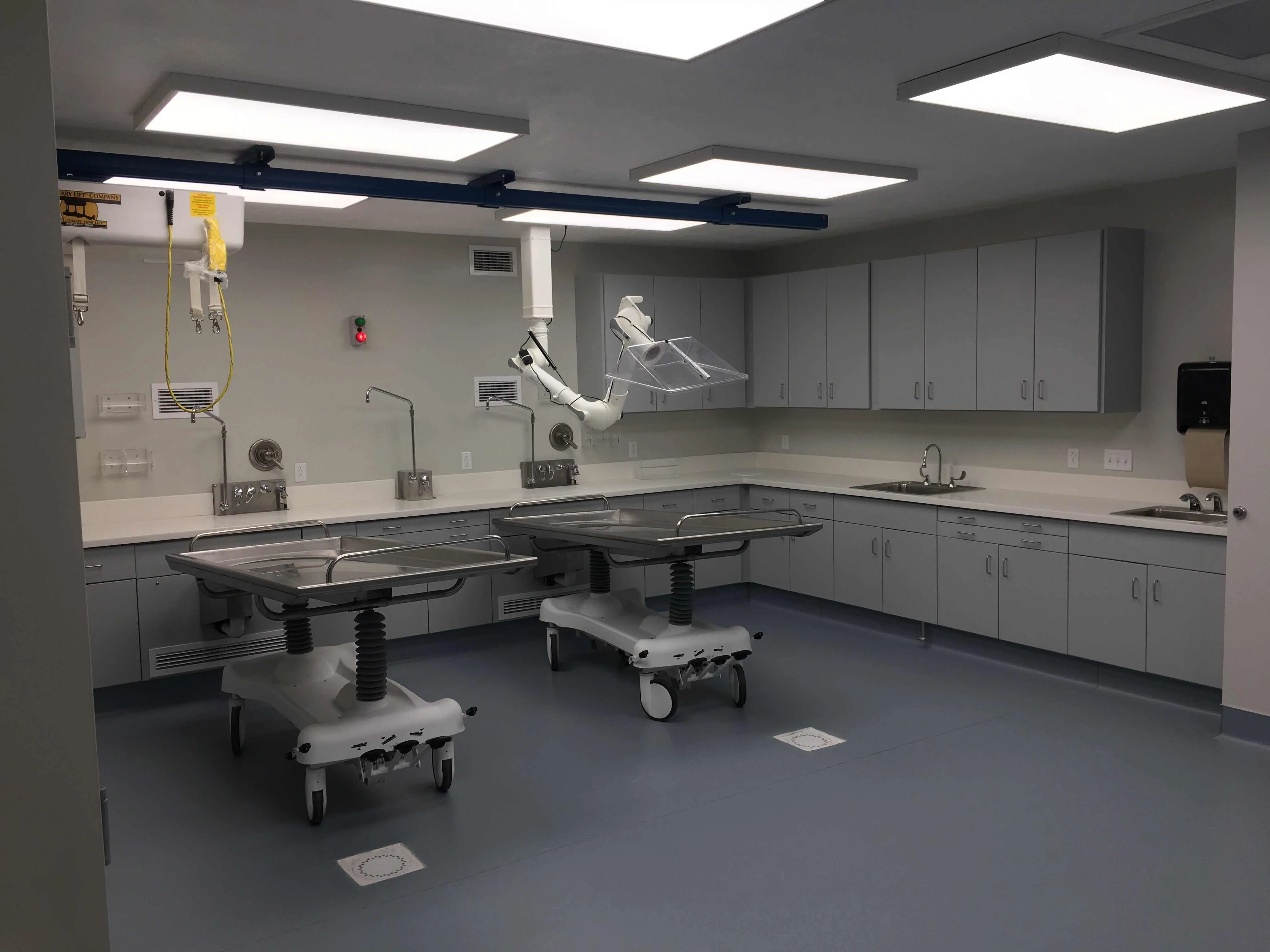 AMERICAN Oversized Hydraulic Embalming Table - 35 Inch