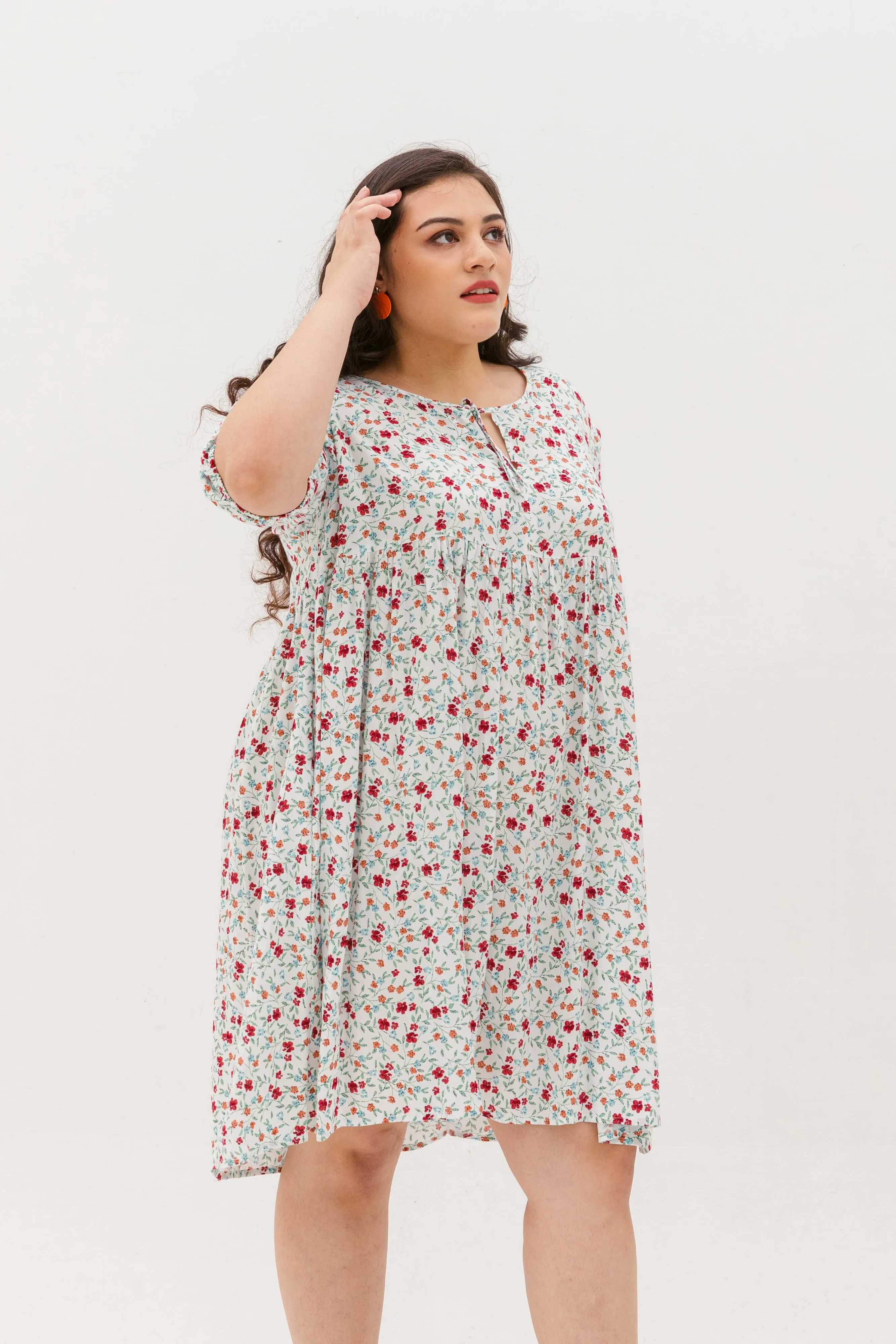Bridget Tie Neck Keyhole Babydoll Dress In White Floral