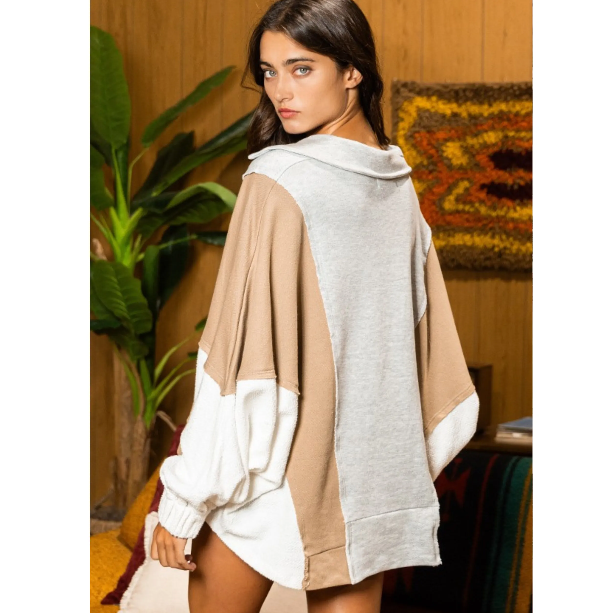 Oversized Spread Collared V-Neck Contrast Top