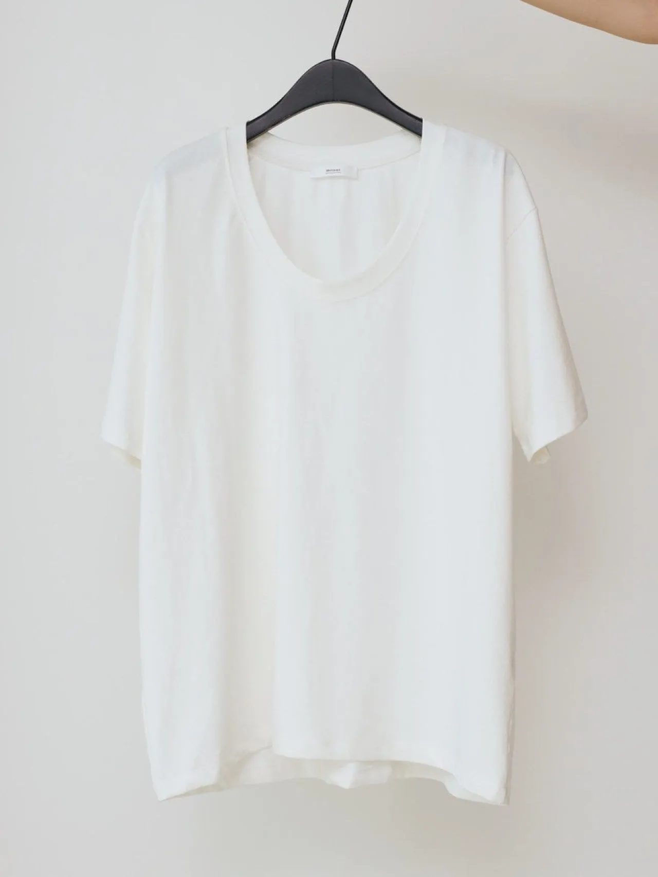 OVERSIZED U-NECK T-SHIRT