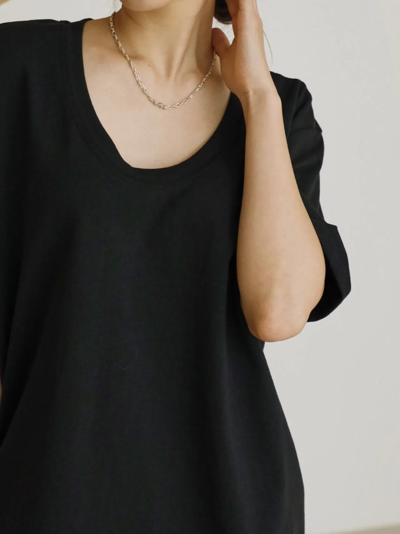 OVERSIZED U-NECK T-SHIRT