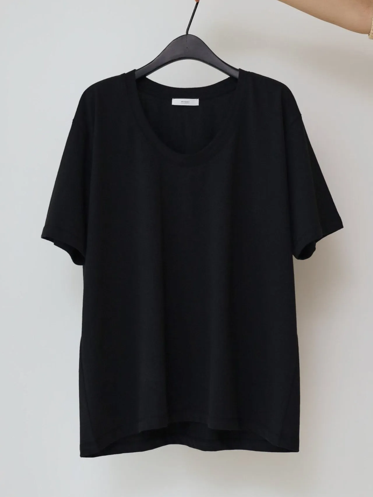 OVERSIZED U-NECK T-SHIRT