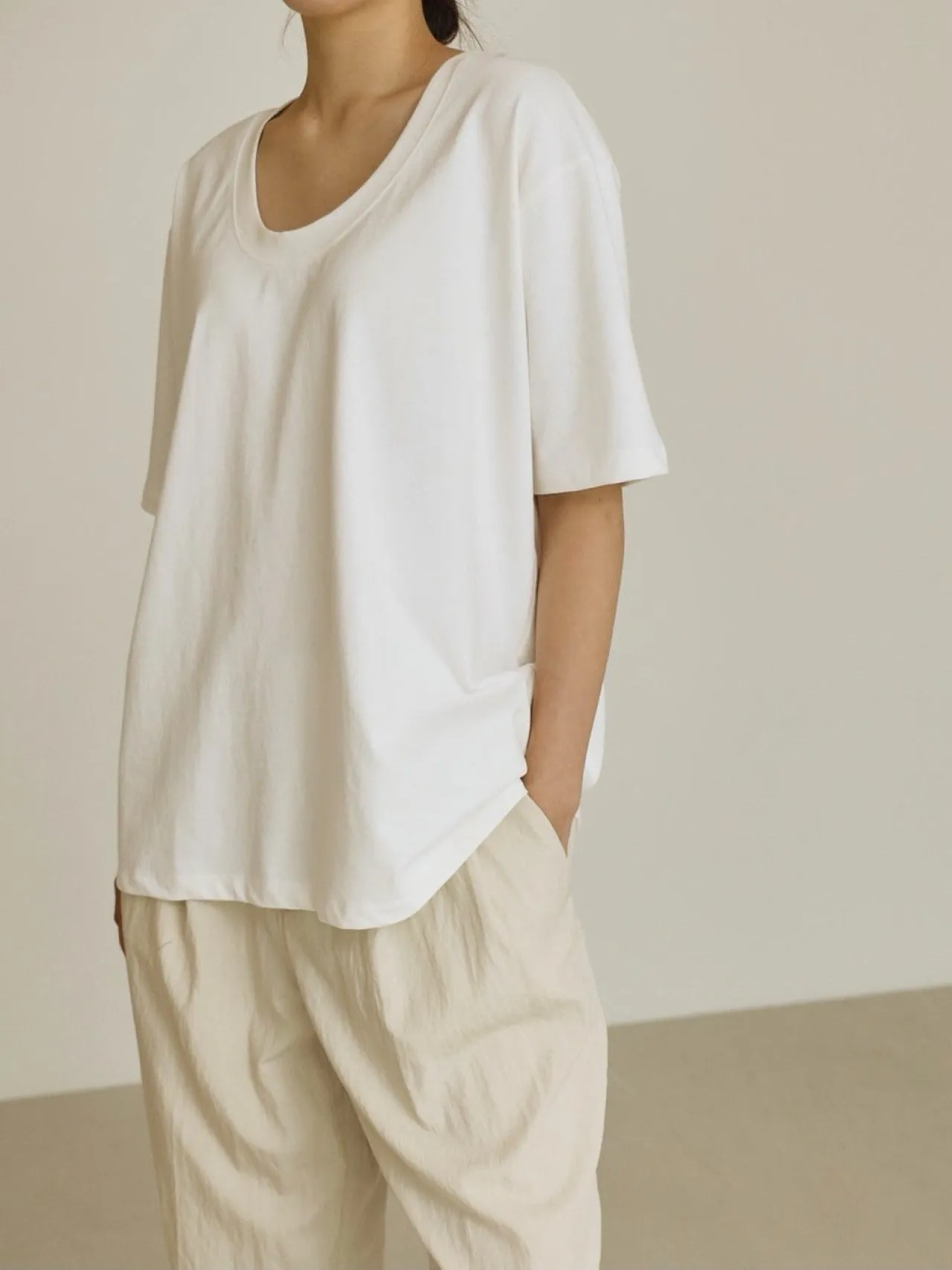 OVERSIZED U-NECK T-SHIRT