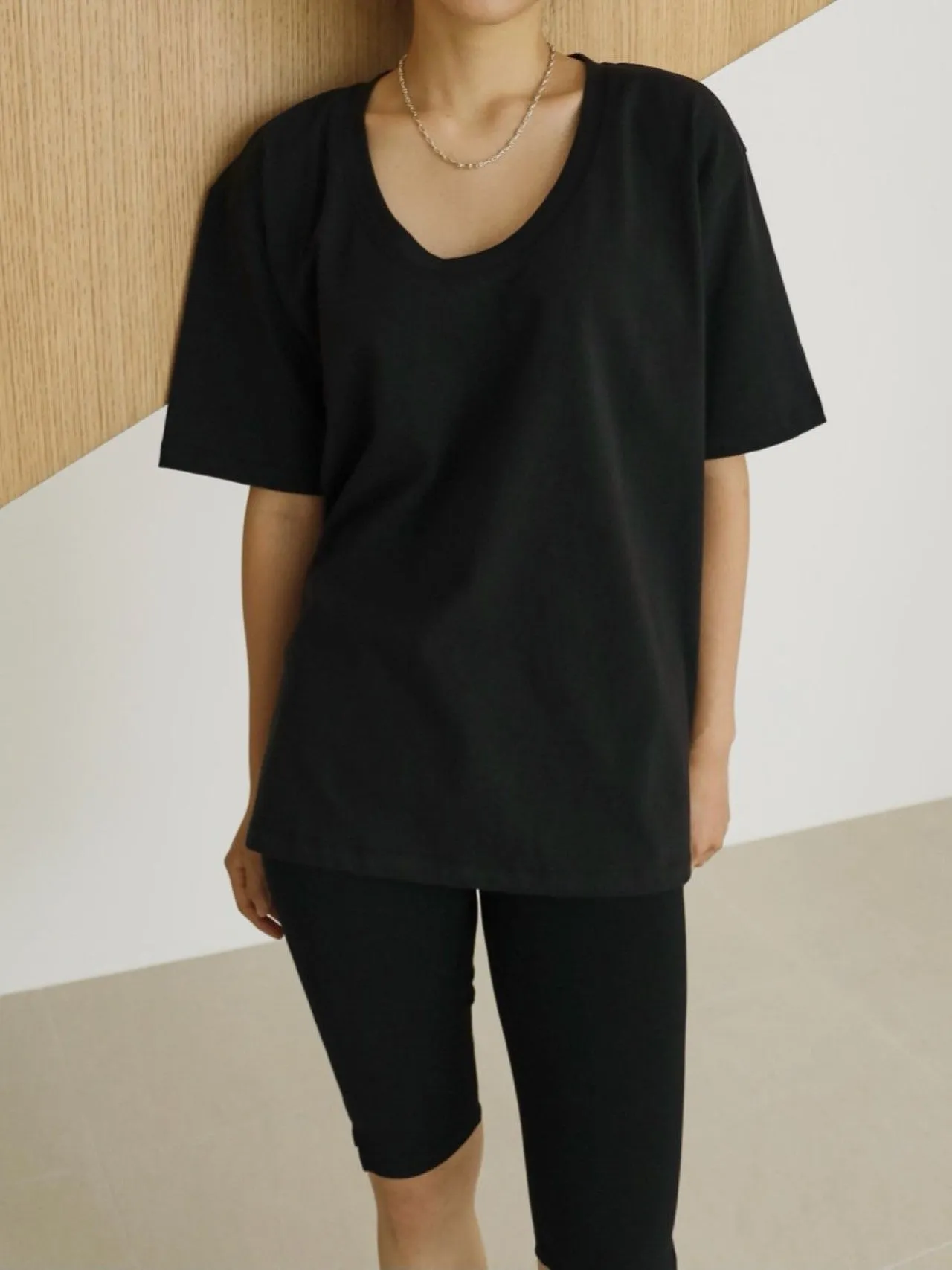 OVERSIZED U-NECK T-SHIRT