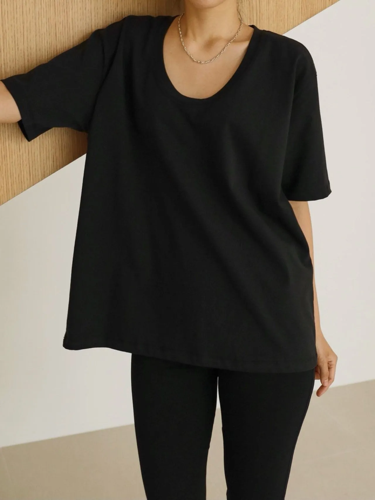 OVERSIZED U-NECK T-SHIRT