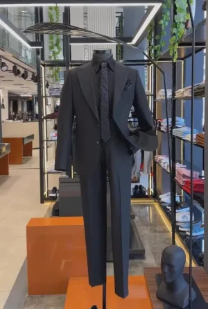 Striped tie black complete suit