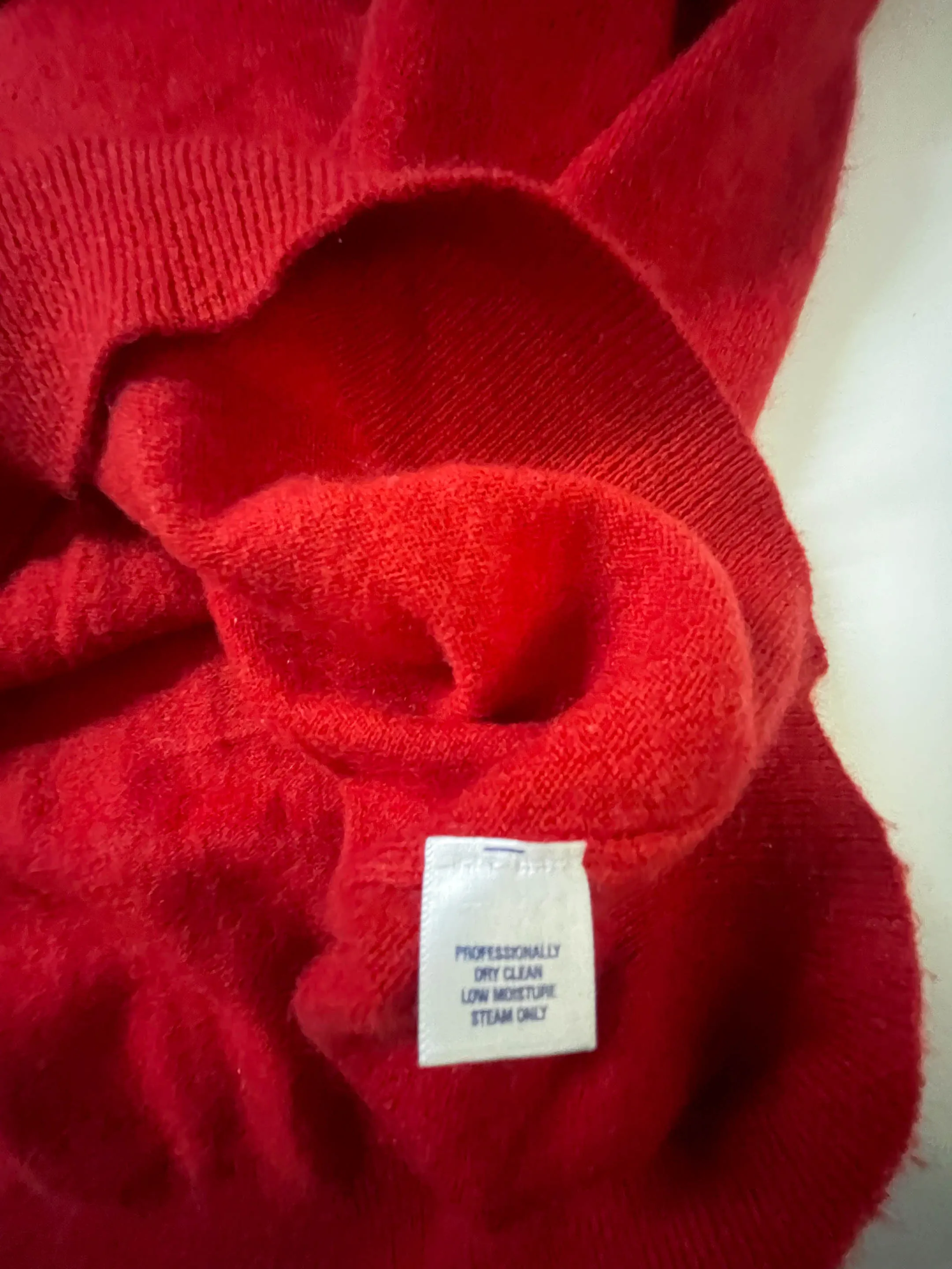 Vintage Men's red Club & room estate cashmere V-neck sweatshirt in XXL|L29W27|SKU 3923